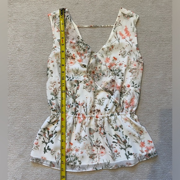 RW&CO Sleeveless Bell Waist Blouse floral - Picture 5 of 6